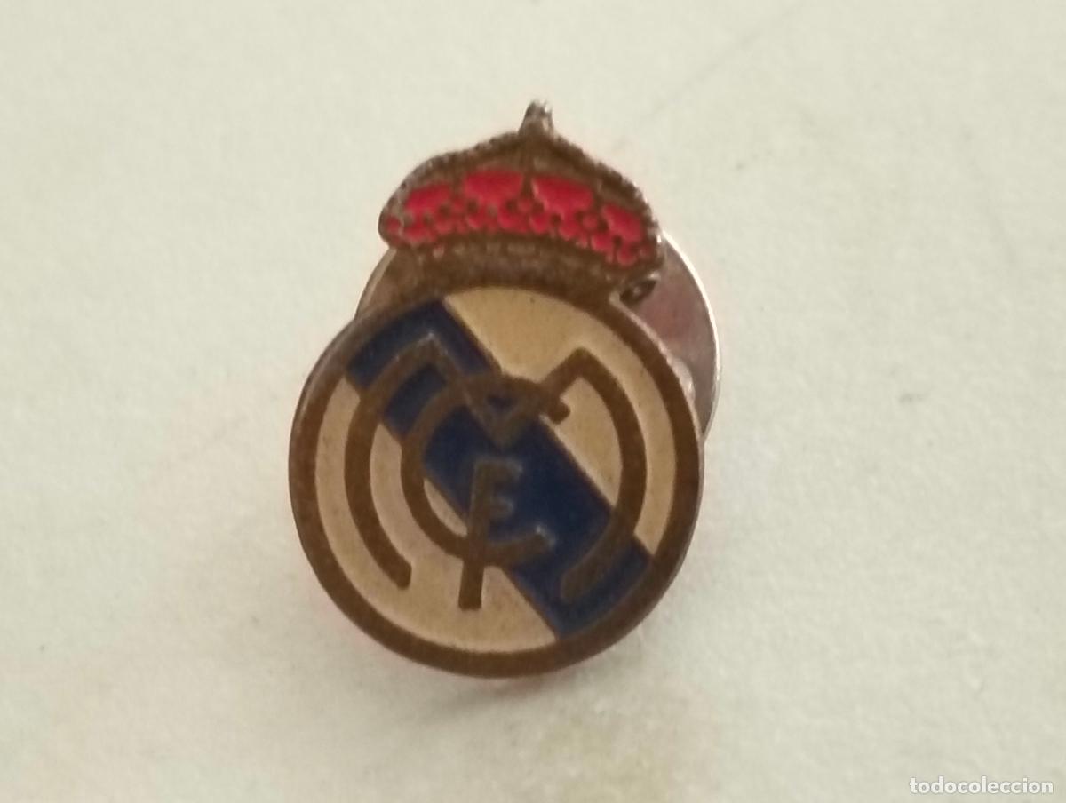 Coleccionismo deportivo: ANTIGUA INSIGNIA DE FUTBOL, REAL MADRID CLUB DE FUTBOL