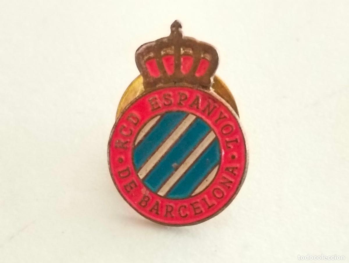 Coleccionismo deportivo: ANTIGUA INSIGNIA DE FUTBOL, R.C.D. ESPA&Ntilde;OL DE BARCELONA