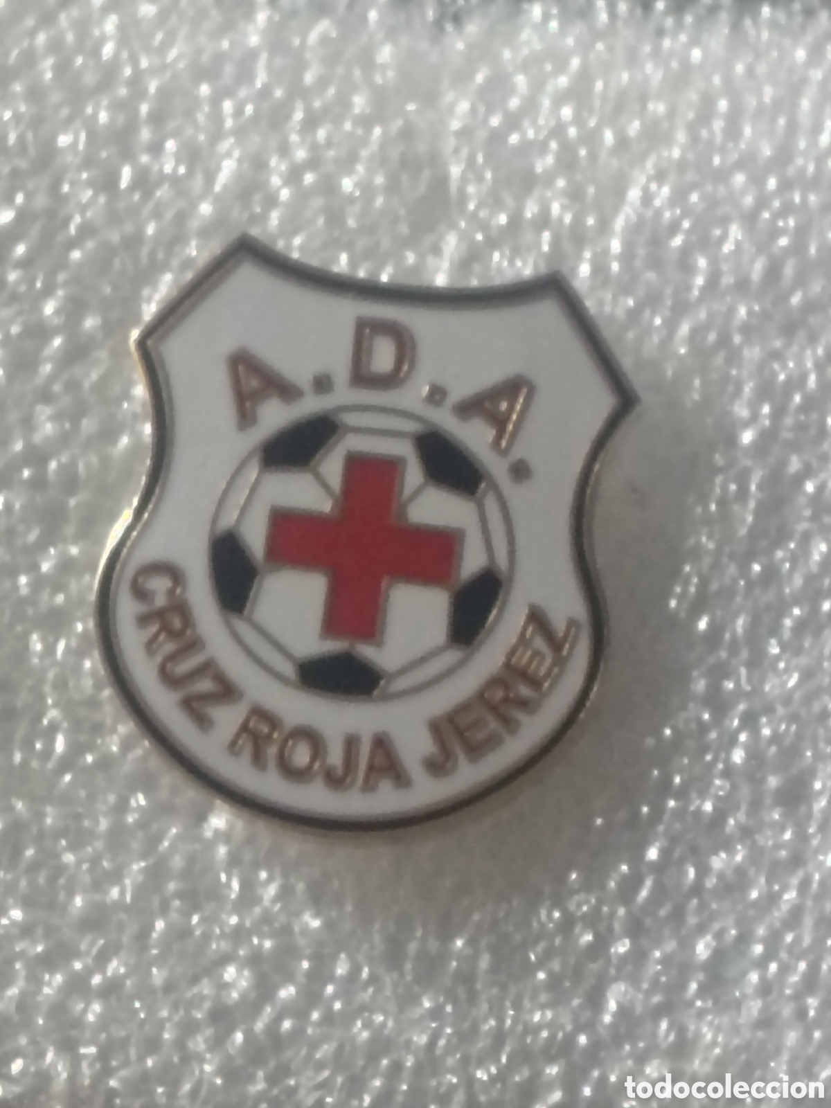 Coleccionismo deportivo: PIN F&Uacute;TBOL A.D.A CRUZ ROJA, JEREZ, CADIZ, ESMALTE