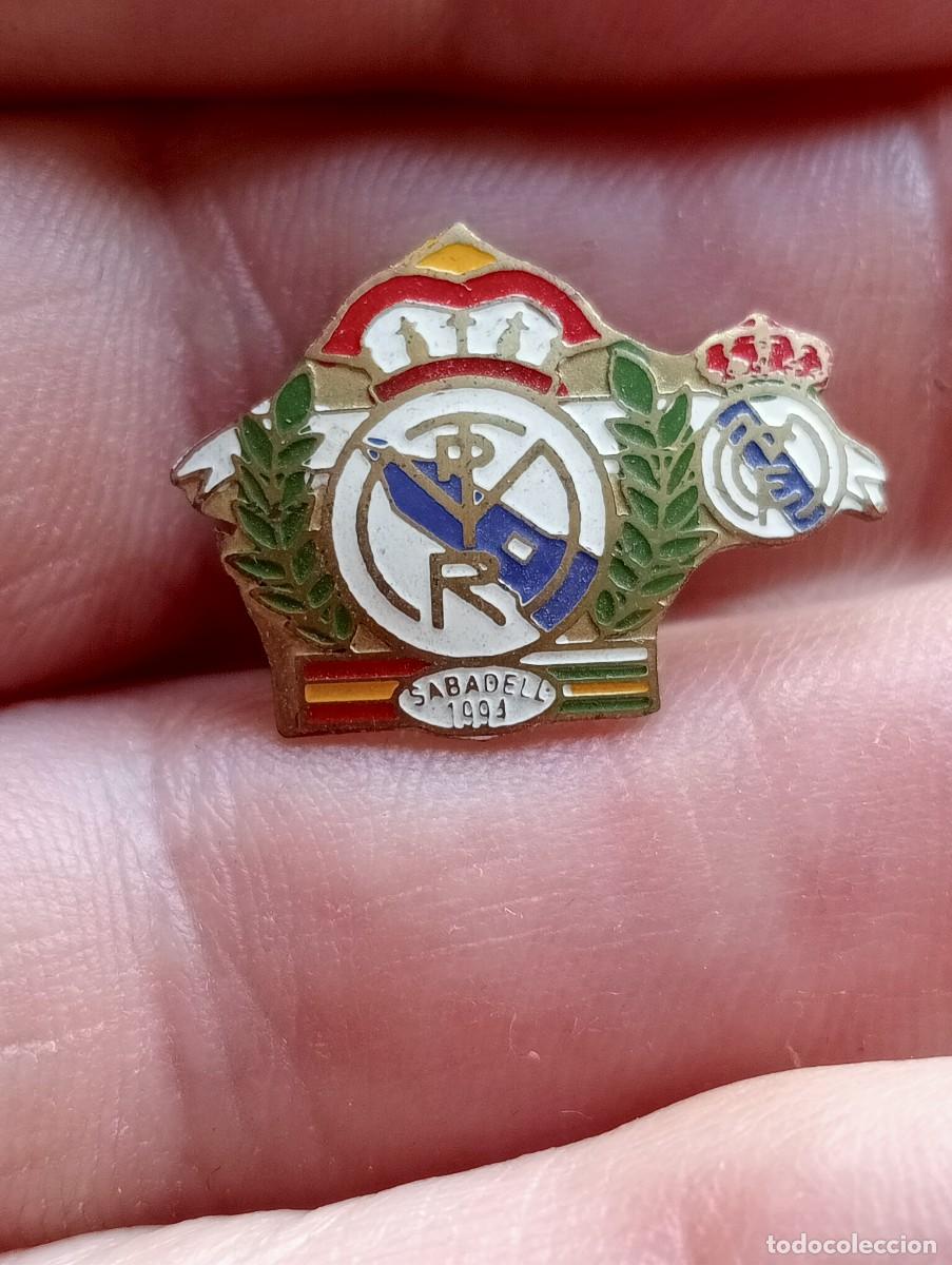 Coleccionismo deportivo: INSIGNIA PE&Ntilde;A MADRIDISTA SABADELL 1994 ANIVERSARIO REAL MADRID CLUB FUTBOL PINS SOLAPA