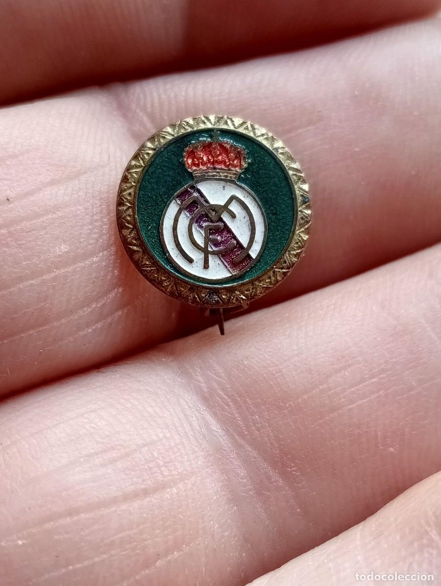 Coleccionismo deportivo: INSIGNIA FONDO VERDE REAL MADRID CLUB FUTBOL PINS ALFILER