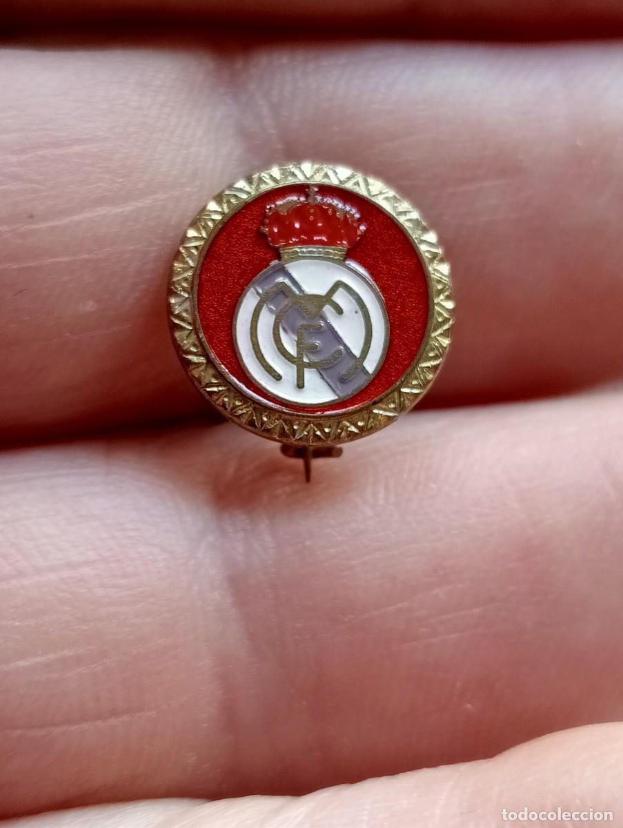 Coleccionismo deportivo: INSIGNIA FONDO ROJO REAL MADRID CLUB FUTBOL PINS ALFILER