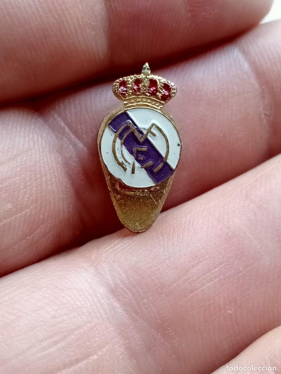 Coleccionismo deportivo: INSIGNIA GICAR FABRICANTE REAL MADRID CLUB FUTBOL PINS SOLAPA