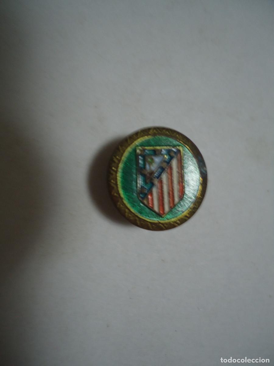 Coleccionismo deportivo: INSIGNIA ANTIGUA DE SOLAPA DEL ATLETICO DE MADRID A&Ntilde;OS 50-60. -- 24