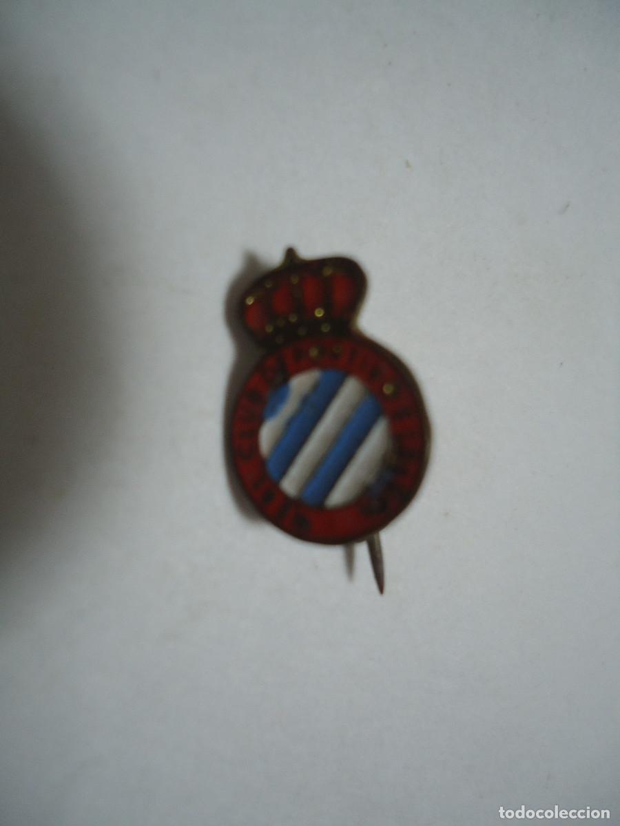 Coleccionismo deportivo: INSIGNIA ANTIGUA DE SOLAPA DEL C.D. ESPA&Ntilde;OL . A&Ntilde;OS 50-60. -- 24