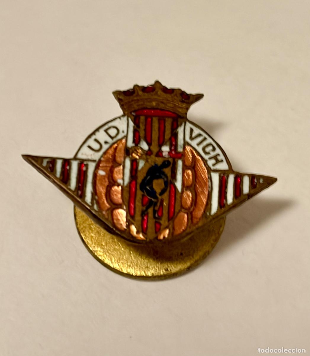 Coleccionismo deportivo: INSIGNIA ESMALTADA FUTBOL - UNION DEPORTIVA VICH (BARCELONA) - FUNDADO 1922