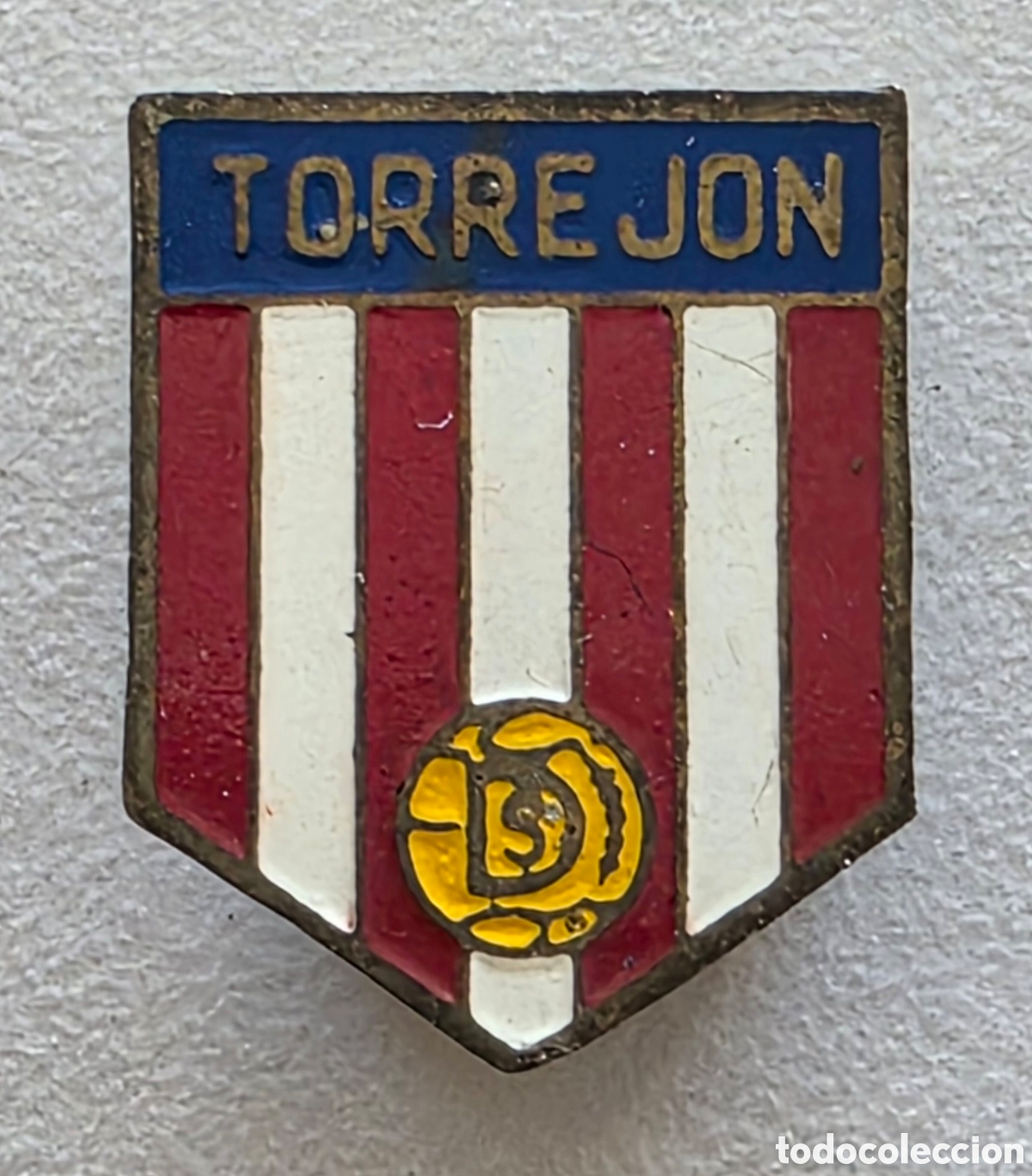 Sammelleidenschaft Sport: Insignia ojal Agrupaci&oacute;n Deportiva Torrej&oacute;n Club F&uacute;tbol Ardoz Madrid Veredillas Balompi&eacute; Rojiblanco