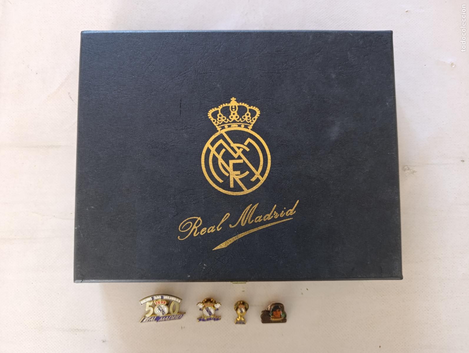 Coleccionismo deportivo: LOTE DE 4 PINES REAL MADRID C.F. Y ESTUCHE - FUTBOL - PIN - A&Ntilde;OS 90 (077#w)