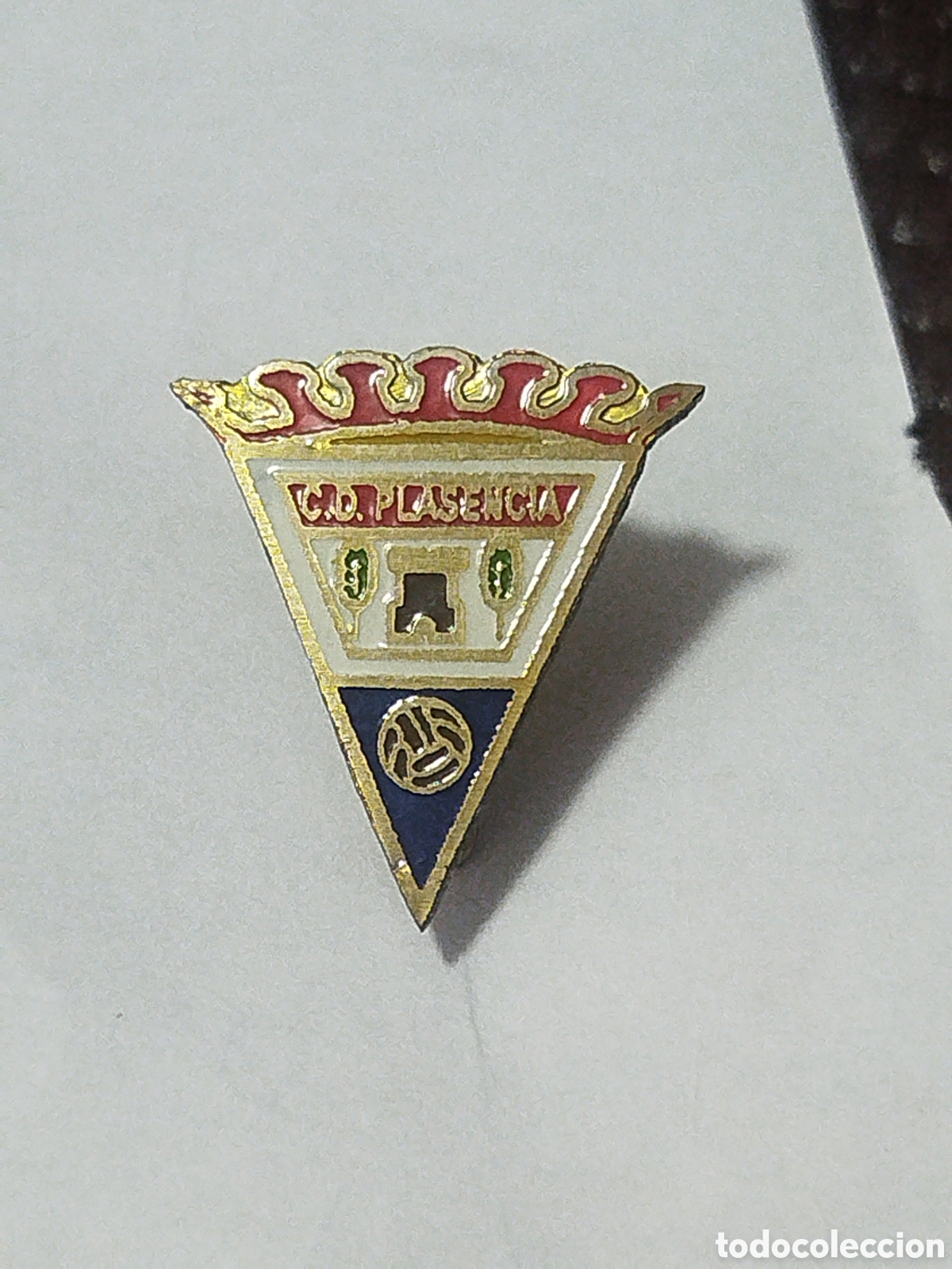 Coleccionismo deportivo: INSIGNIA DE FUTBOL CD PLACENCIA CACERES