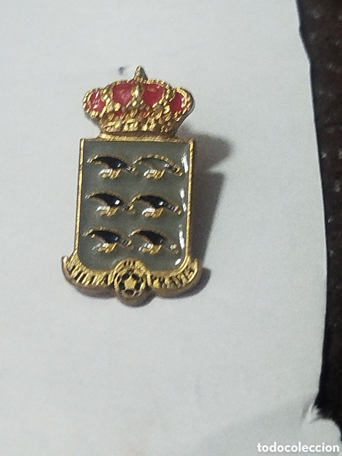 Sports collectibles: INSIGNIA DE FUTBOL CD VILLA DE PRAVIA ASTURIAS