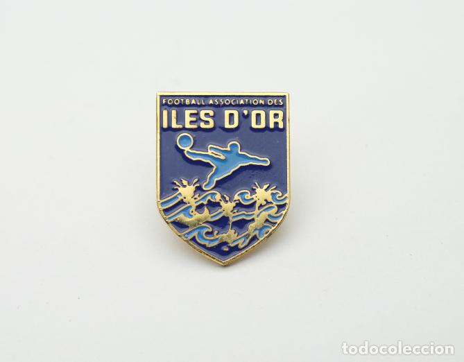 Coleccionismo deportivo: Pin football Football Association des &Icirc;les d'Or (FAIO) /not FIFA/.