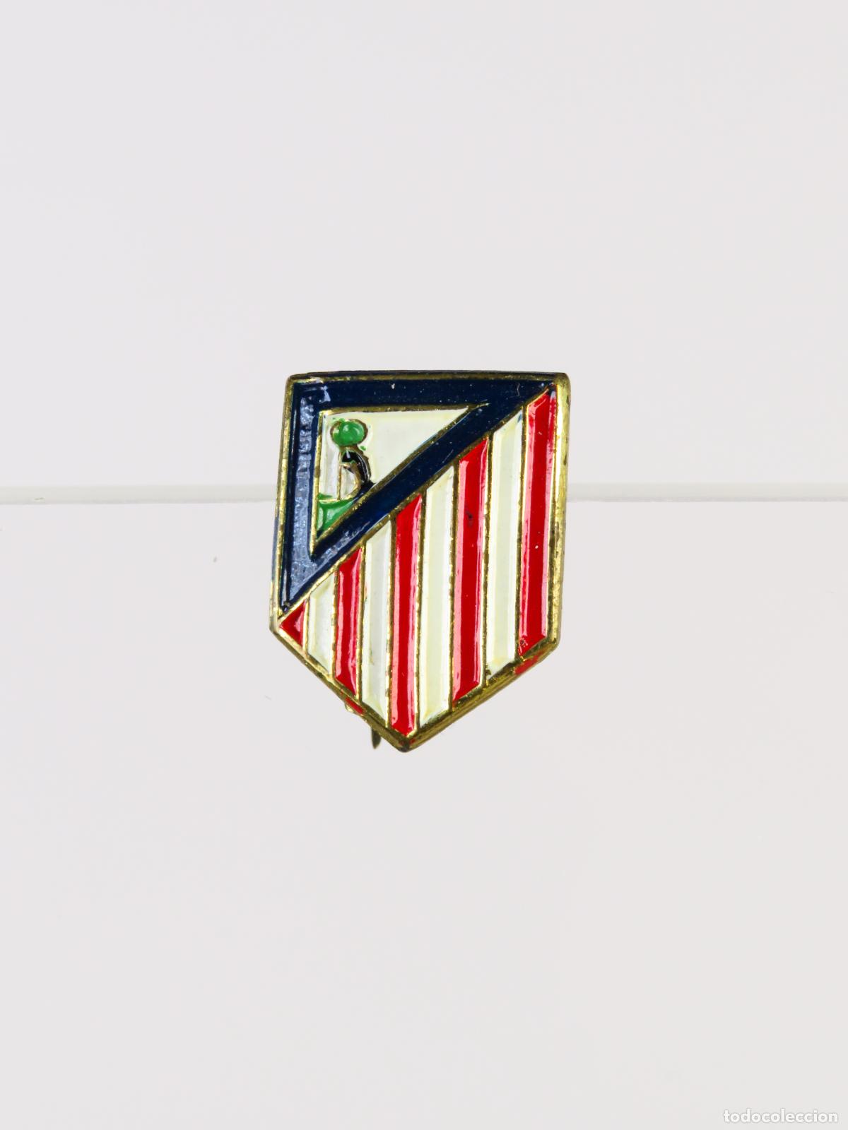 Coleccionismo deportivo: Pin F&uacute;tbol Club Atl&eacute;tico Madrid metal dorado esmalte primera mitad S XX
