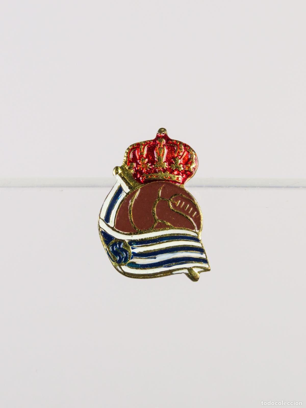 Coleccionismo deportivo: Pin alfiler f&uacute;tbol Real Sociedad metal dorado esmalte primera mitad S XX