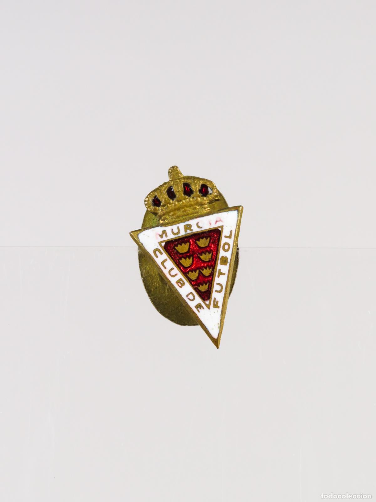 Coleccionismo deportivo: Pin solapa f&uacute;tbol Real Murcia Club metal dorado esmalte primera mitad S XX