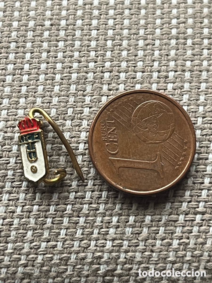 Coleccionismo deportivo: Antigua insignia pin Del Real Oviedo