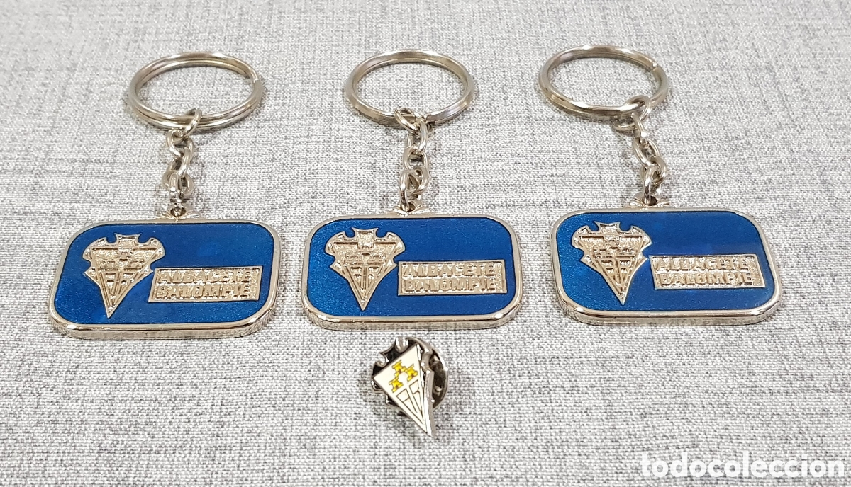Coleccionismo deportivo: LOTE 3 x LLAVERO ALBACETE BALOMPI&Eacute; TEMPORADA 90-91 50 ANIVERSARIO + PIN INSIGNIA. F&Uacute;TBOL. METAL.