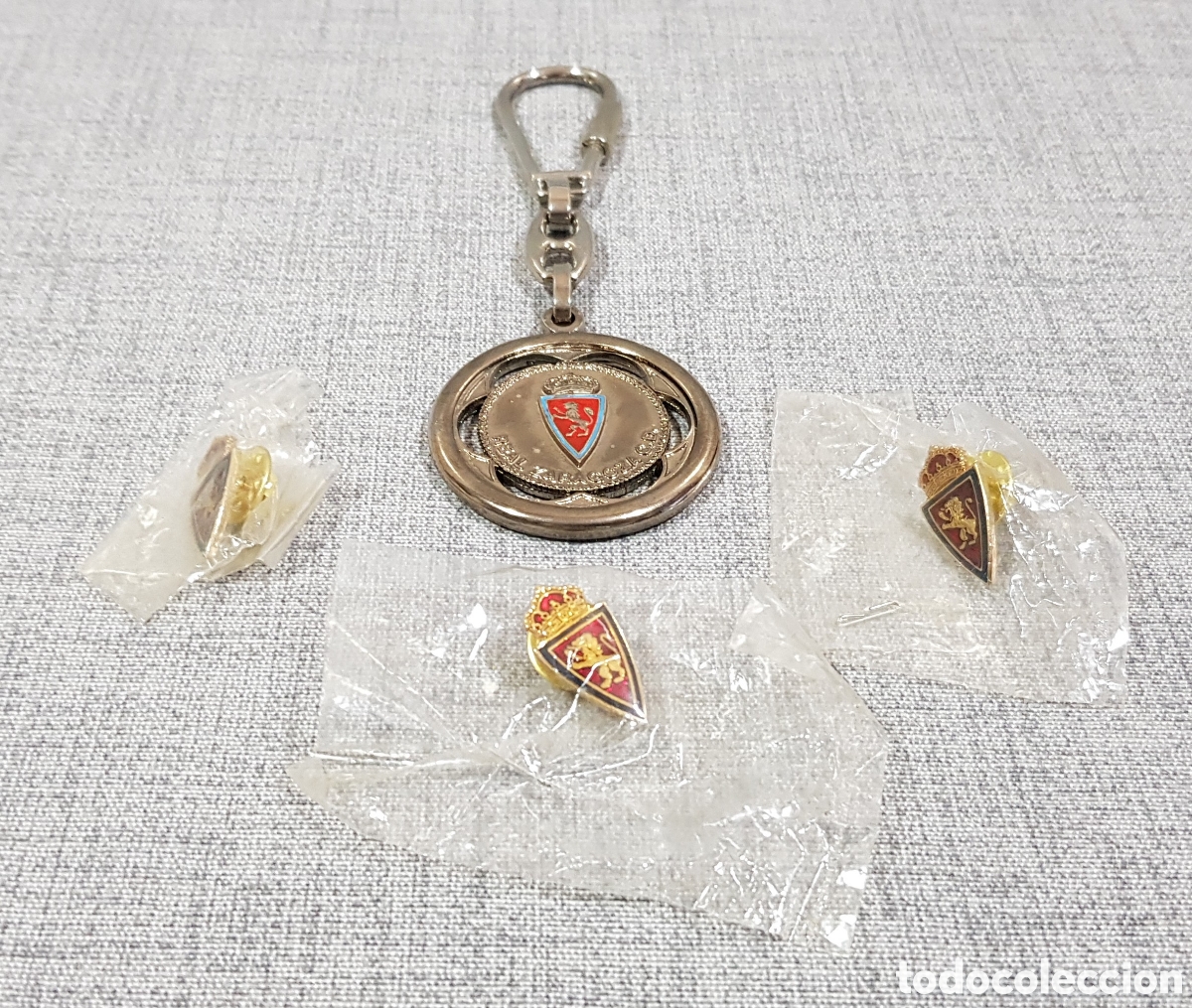Coleccionismo deportivo: LLAVERO REAL ZARAGOZA 50 ANIVERSARIO 1932-1982 + 3 PINS. ESCUDO. INSIGNIA. METAL.