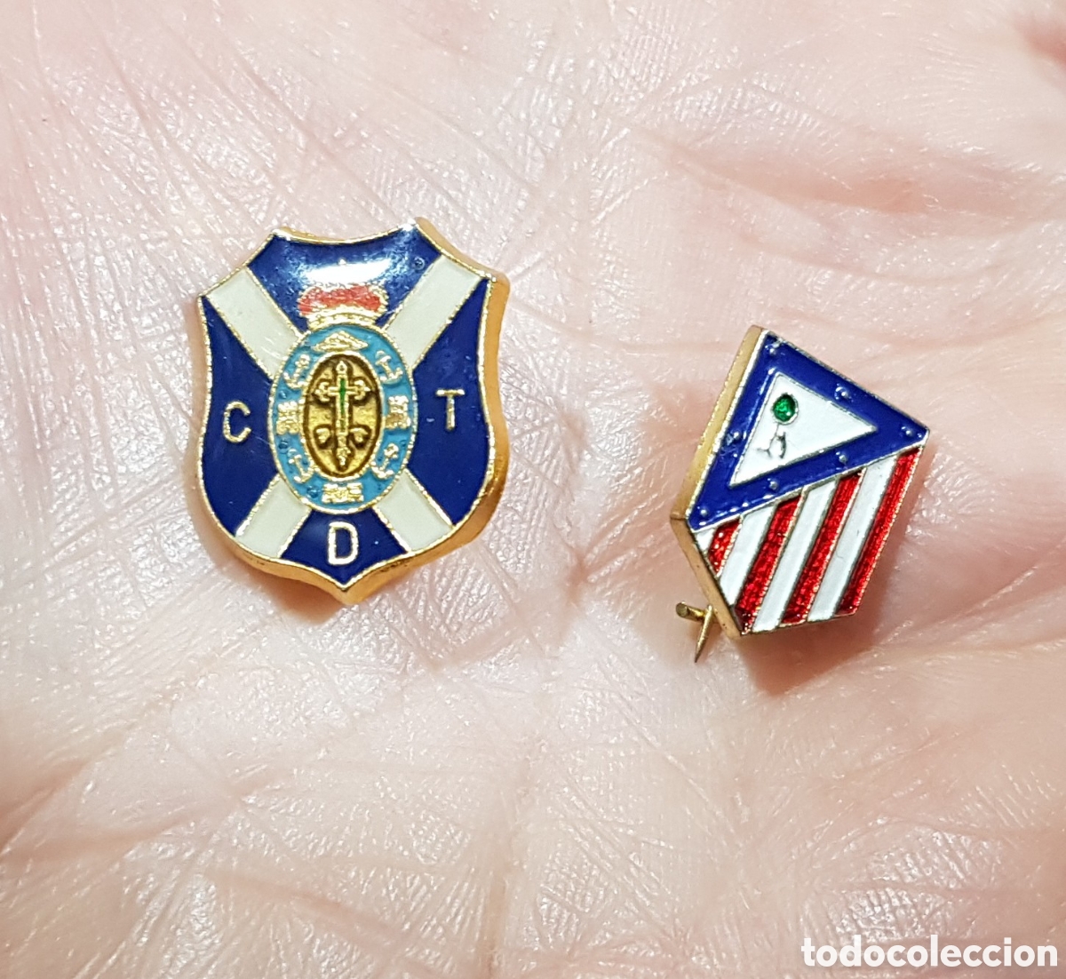 Coleccionismo deportivo: LOTE 2 x PIN ESCUDO CLUB DEPORTIVO TENERIFE + ATL&Eacute;TICO DE MADRID INSIGNIA METAL SOLAPA F&Uacute;TBOL