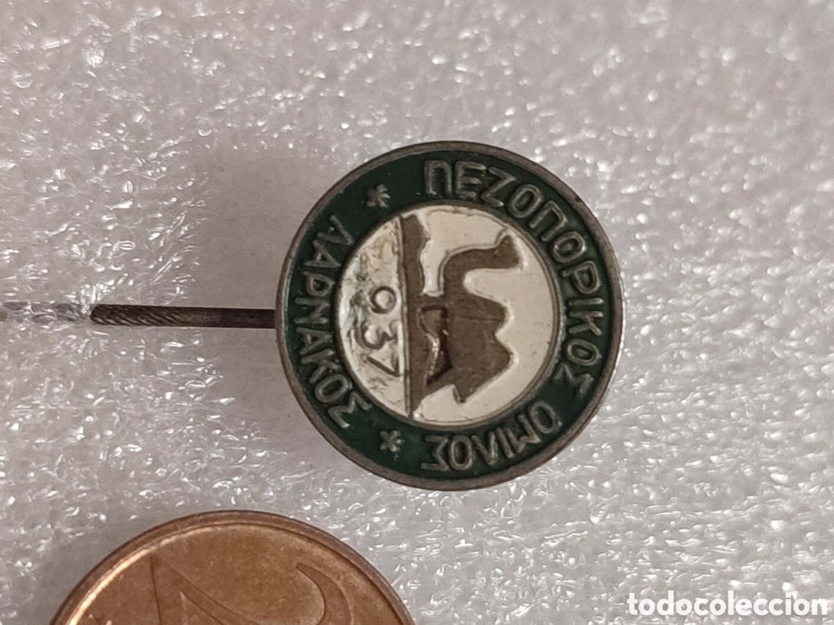 Coleccionismo deportivo: Pin de alfiler vintage de f&uacute;tbol chipriota Pezoporikos Larnaca (Pezoporikos Omilos Larnacas)
