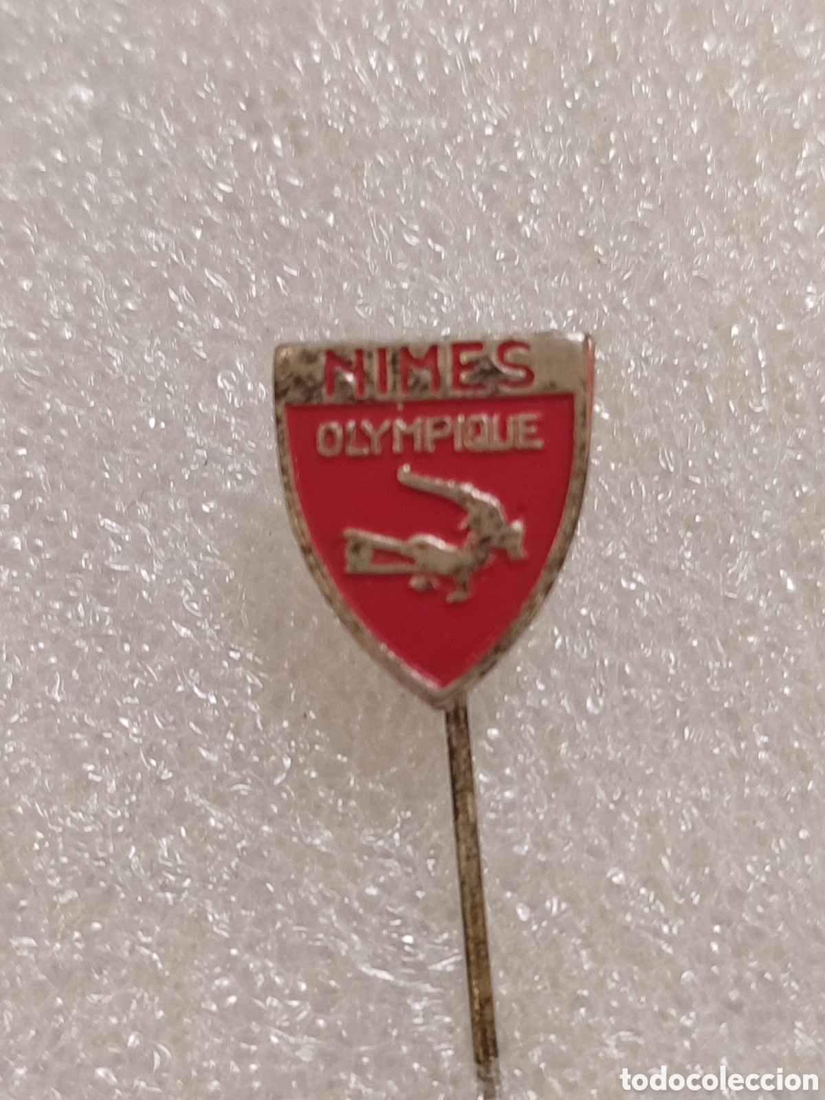 Coleccionismo deportivo: Pins de alfiler vintage del club de f&uacute;tbol franc&eacute;s N&icirc;mes Olympique.