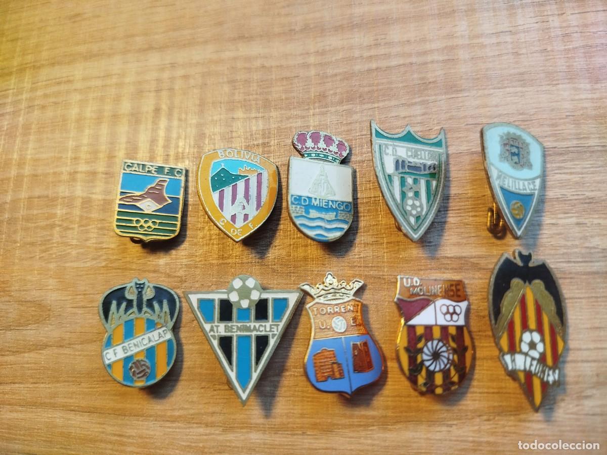 Coleccionismo deportivo: PIN INSIGNIA ALFILER F&Uacute;TBOL OFICIAL A&Ntilde;OS 40/60 LOTE DE 10