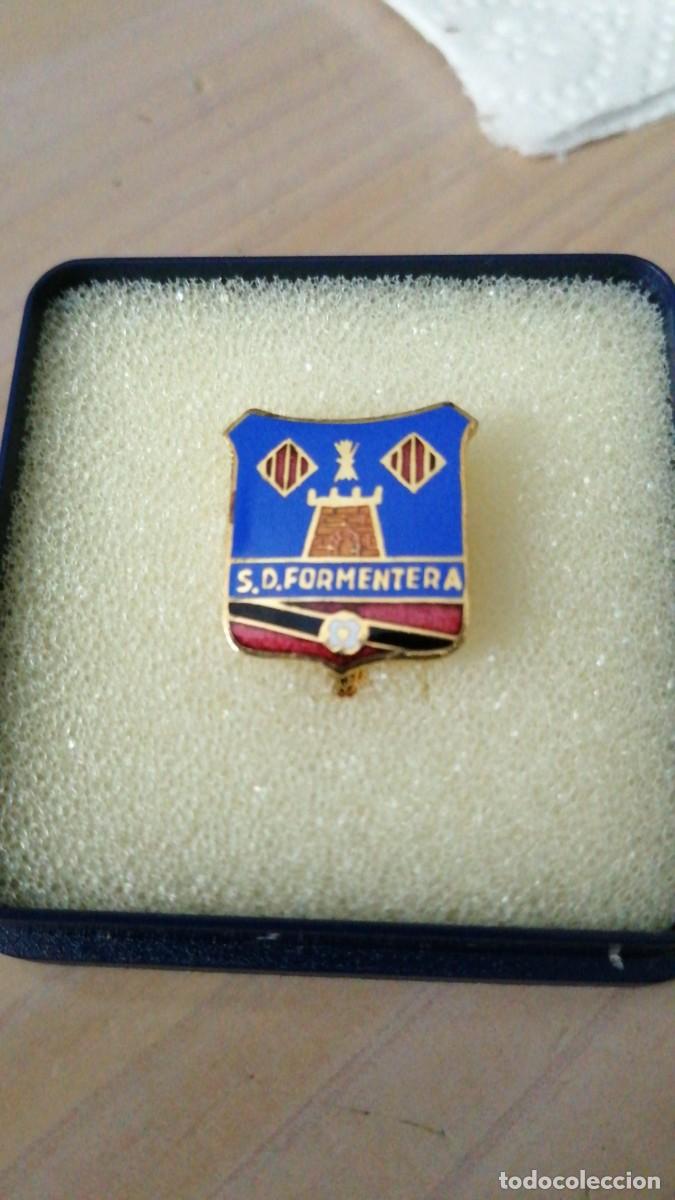 Coleccionismo deportivo: PIN INSIGNIA ALFILER F&Uacute;TBOL OFICIAL SD FORMENTERA IBIZA BALEARES A&Ntilde;OS 70 ESMALTADO A FUEGO CALIDAD