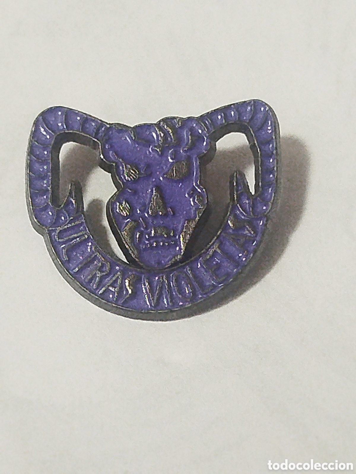 Coleccionismo deportivo: INSIGNIA DE FUTBOL ULTRAS .ULTRAS VIOLETAS REAL VALLADOLID