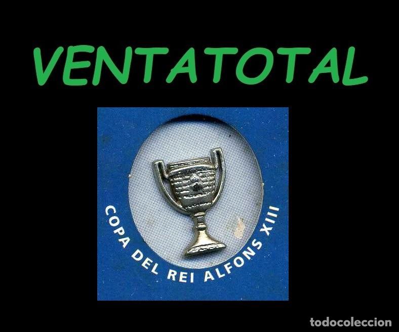 Coleccionismo deportivo: ANTIGUO PIN DE FUTBOL PLATEADO DEL BARSA COPA DEL REY ALFONSO XIII MEDIDA 2,7 X 1,8 CENTIMETROS