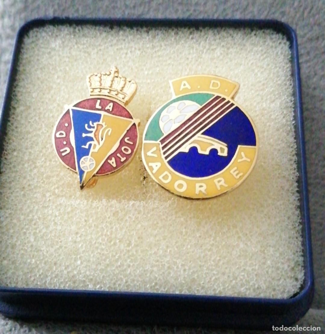 Coleccionismo deportivo: LOTE PIN INSIGNIA ALFILER F&Uacute;TBOL OFICIAL UD LA JOTA & AD VADORREY A&Ntilde;OS 80 ESMALTADO A FUEGO CALIDAD
