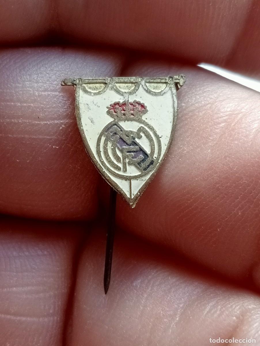 Coleccionismo deportivo: INSIGNIA F&Uacute;TBOL REAL MADRID MOTIVO BANDERIN, BANDERA , PINS ALFILER