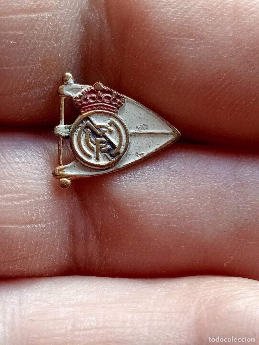 Coleccionismo deportivo: INSIGNIA F&Uacute;TBOL REAL MADRID MOTIVO BANDERIN, BANDERA , PINS ALFILER
