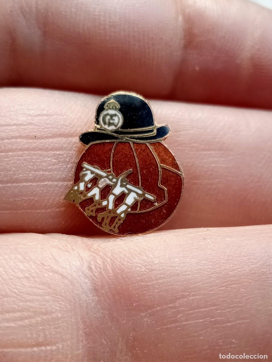 Coleccionismo deportivo: INSIGNIA ESMALTADA F&Uacute;TBOL REAL MADRID 50 ANIVERSARIO PINS ALFILER