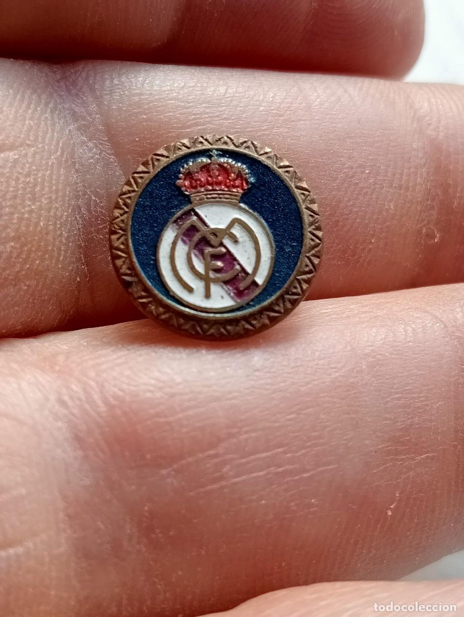 Coleccionismo deportivo: INSIGNIA ESMALTADA F&Uacute;TBOL REAL MADRID REDONDO FONDO AZUL PINS SOLAPA