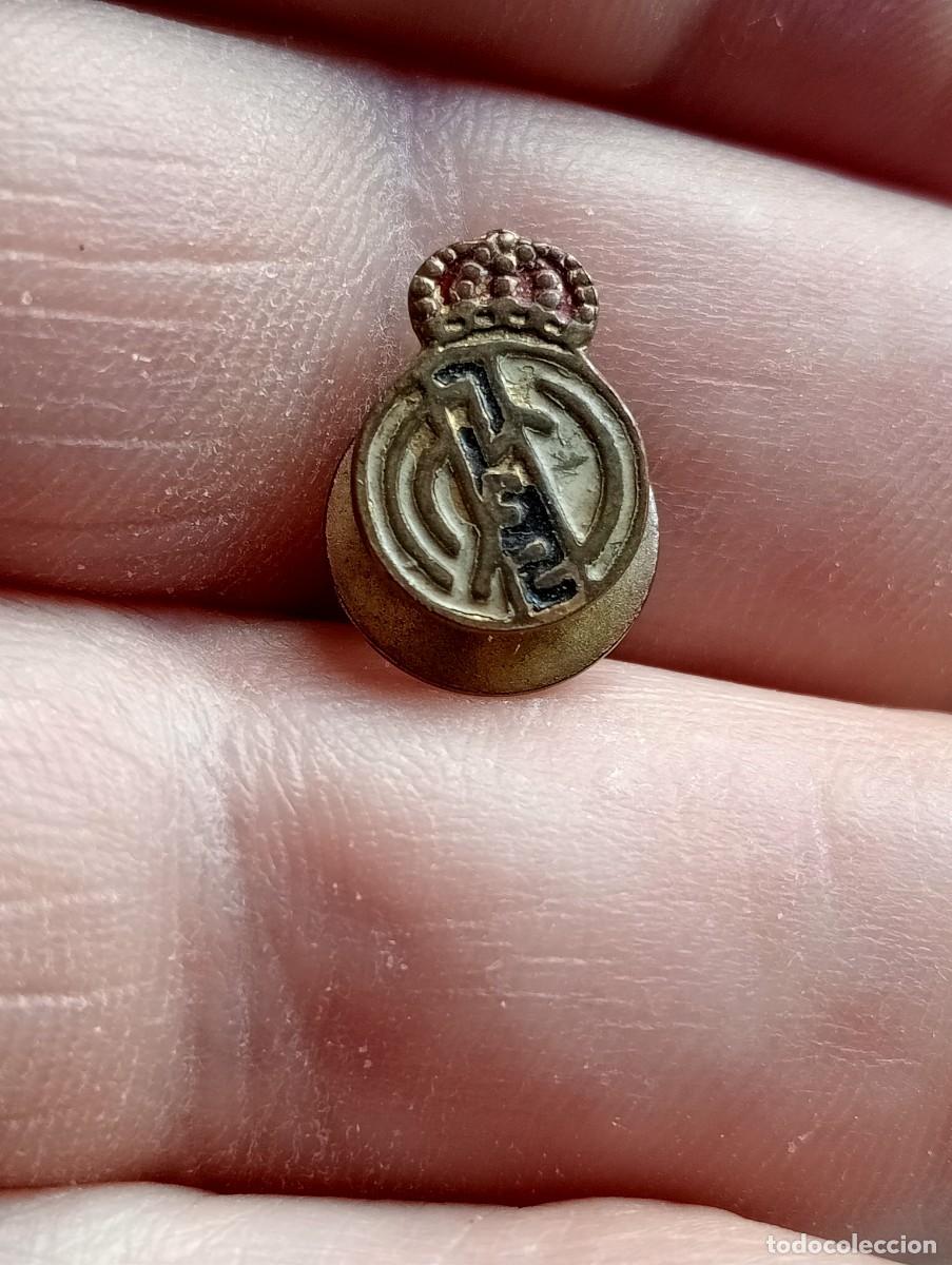 Coleccionismo deportivo: INSIGNIA F&Uacute;TBOL REAL MADRID ESCUDO PINS SOLAPA