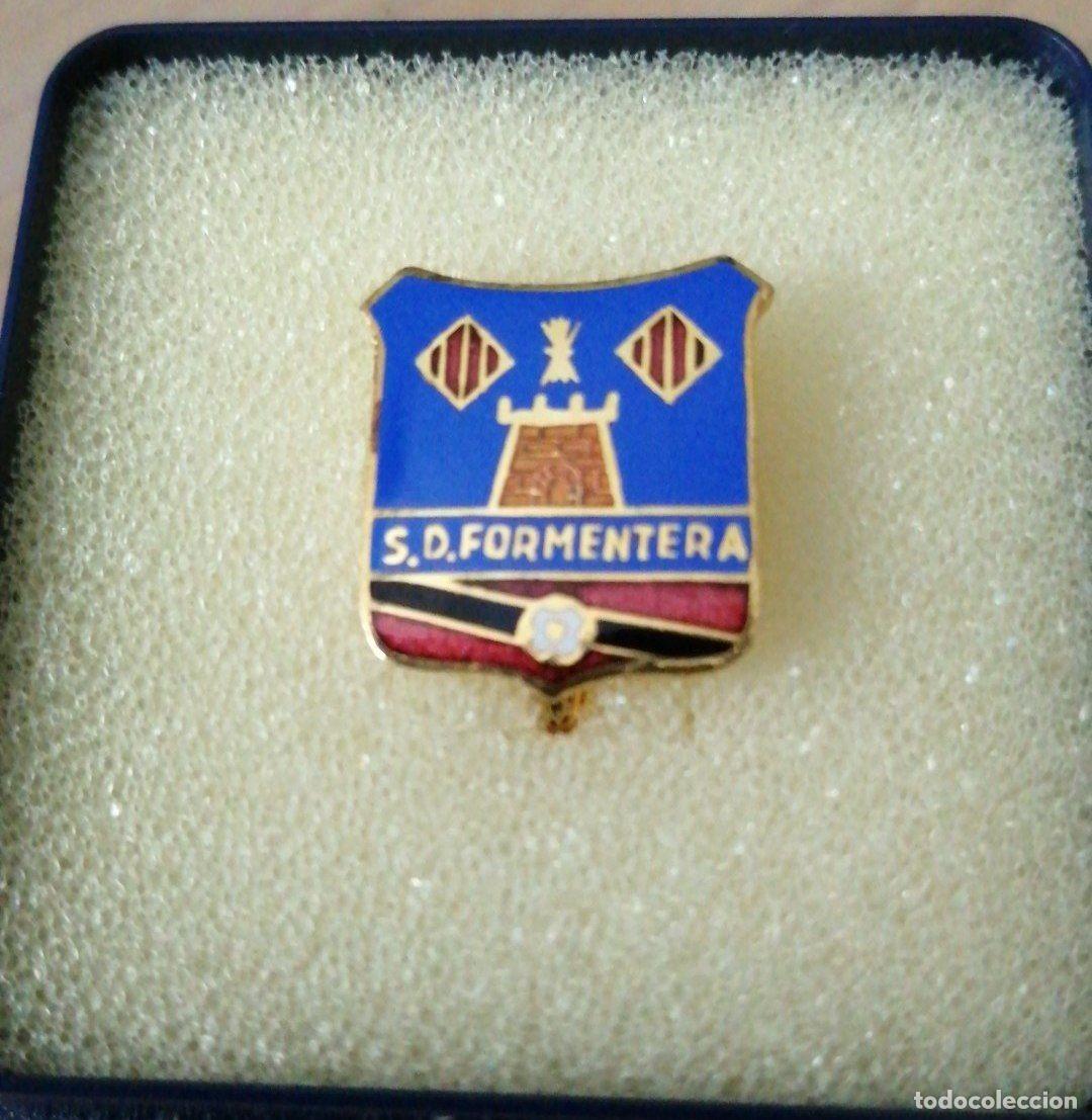 Sammelleidenschaft Sport: PIN INSIGNIA ALFILER F&Uacute;TBOL OFICIAL SD FORMENTERA IBIZA BALEARES A&Ntilde;OS 70 ESMALTADO A FUEGO CALIDAD