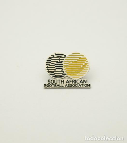 Coleccionismo deportivo: Metal pin, badge Football CAF - South African Football Association.
