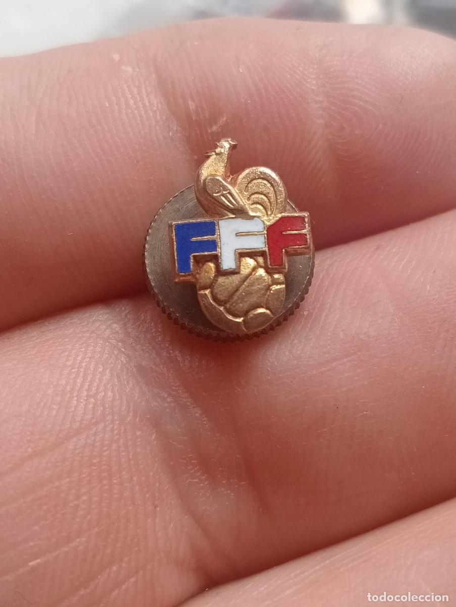 Coleccionismo deportivo: INSIGNIA FUTBOL FEDERACI&Oacute;N FRANCESA FFF FRANCIA CIERRE ROSCA ESMALTADA PINS ALFILER SOLAPA ESCUDO