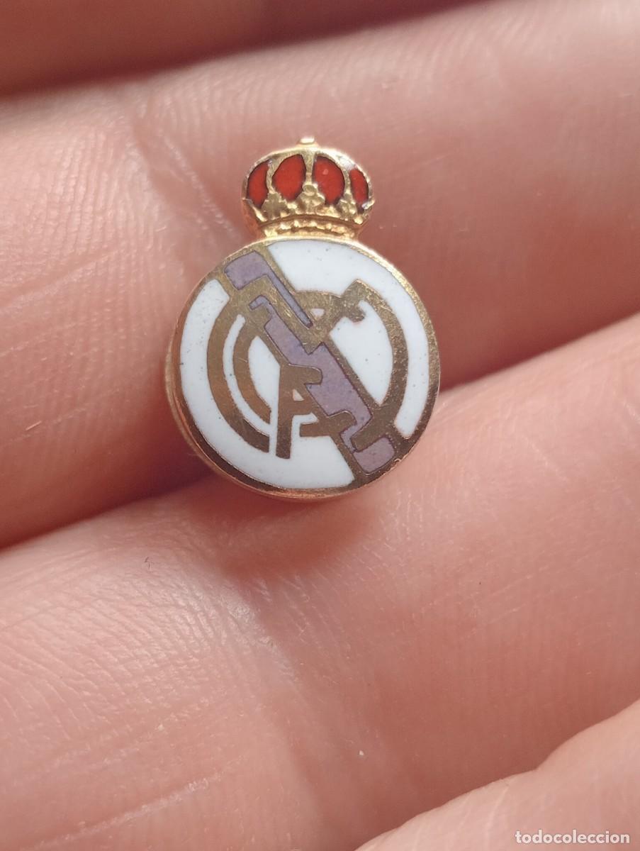 Coleccionismo deportivo: INSIGNIA FUTBOL ESMALTADA REAL MADRID DE CALIDAD PINS SOLAPA ESCUDO