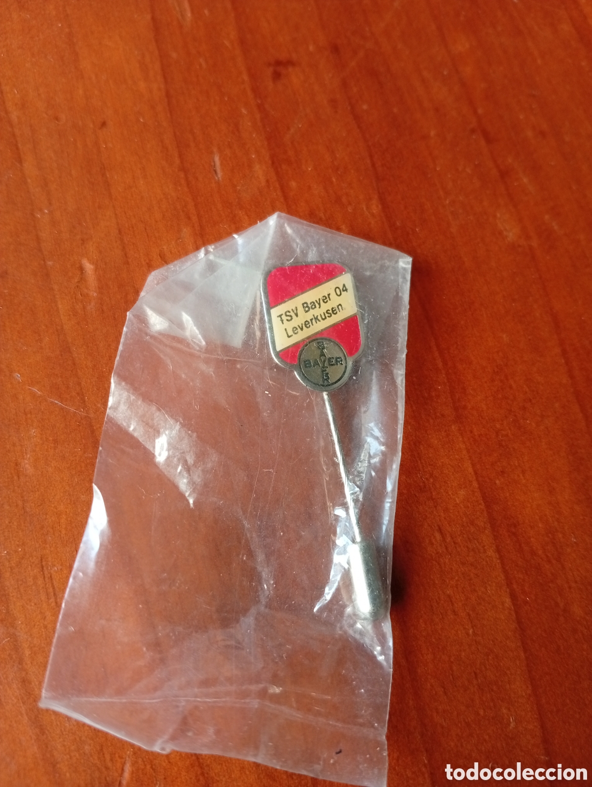Coleccionismo deportivo: PIN DE SOLAPA VINTAGE CON AGUJA CLUB DEPORTIVO ALEMAN TSV BAYER 04 LEVERKUSEN FUTBOL INSIGNIA