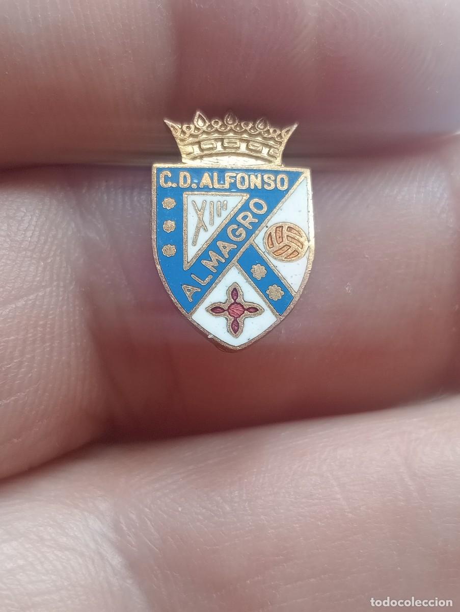 Coleccionismo deportivo: INSIGNIA ESMALTA CLUB DEPORTIVO ALFONSO XIII ALMAGRO Ciudad REAL FUTBOL PINS ALFILER