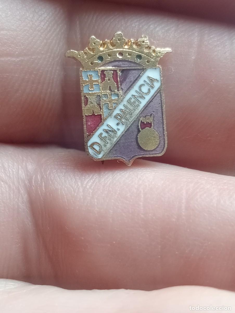 Coleccionismo deportivo: INSIGNIA ESMALTADA ANTIGUA DFN PALENCIA FUTBOL PINS ALFILER