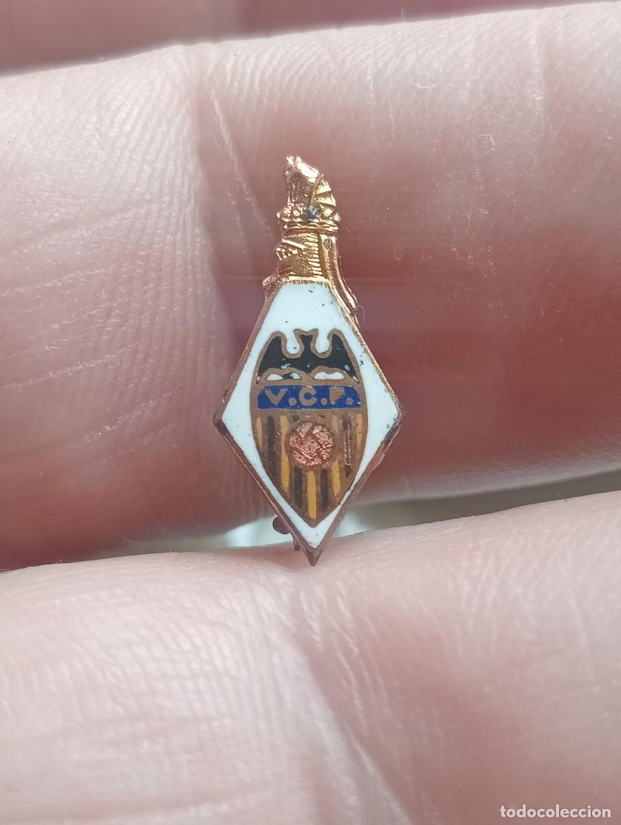 Coleccionismo deportivo: INSIGNIA ESMALTADA ANTIGUA VCF VALENCIA F&Uacute;TBOL PINS ALFILER