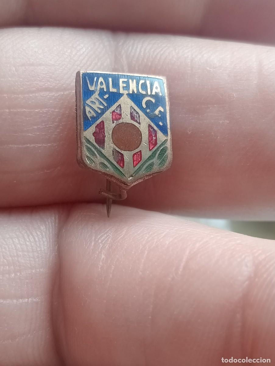 Coleccionismo deportivo: INSIGNIA ESMALTADA ANTIGUA ART CLUB FUTBOL VALENCIA F&Uacute;TBOL PINS ALFILER