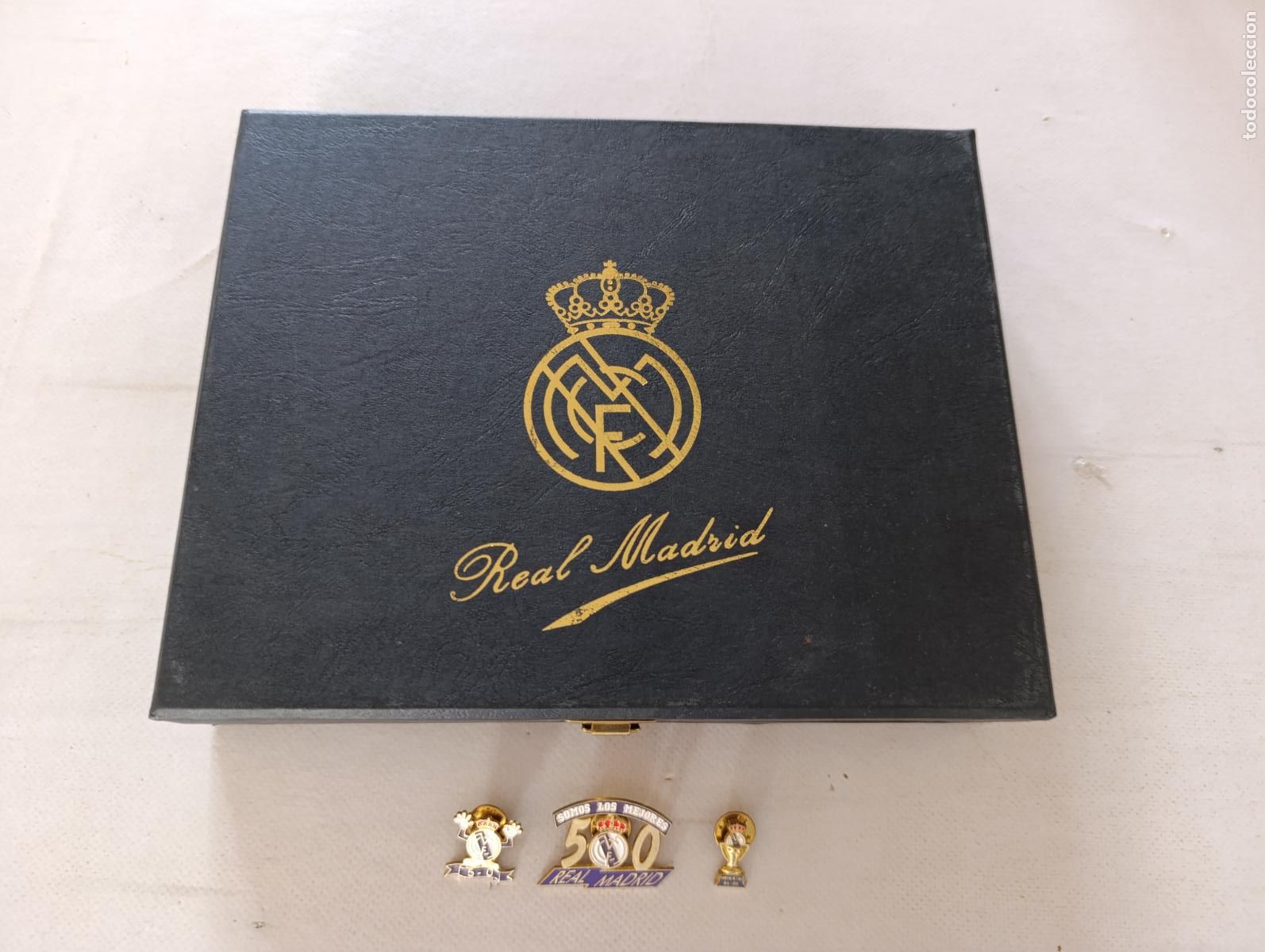 Coleccionismo deportivo: LOTE DE 3 PINES REAL MADRID C.F. Y ESTUCHE - FUTBOL - PIN - A&Ntilde;OS 90 (077#w)