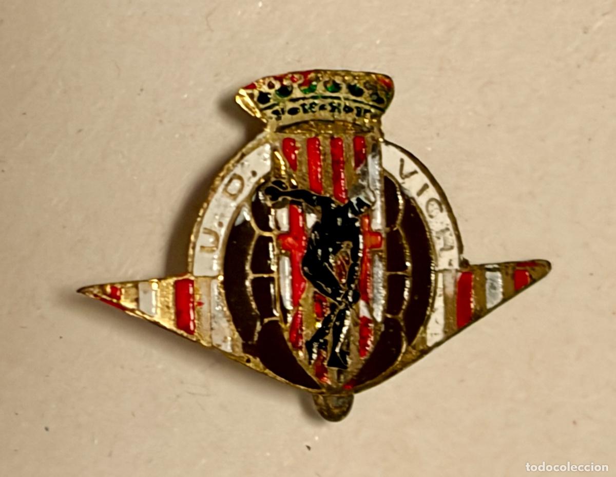 Coleccionismo deportivo: ANTIGUA INSIGNIA AGUJA FUTBOL - UNION DEPORTIVA VICH (BARCELONA) - FUNDADO 1922