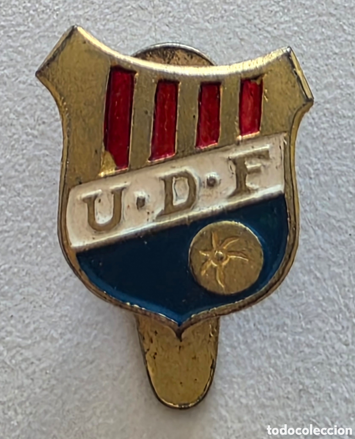 Coleccionismo deportivo: Insignia Ojal Uni&oacute;n Deportiva Figueres - Club Futbol Catal&agrave; Costa Brava Empord&agrave; Balompi&eacute;