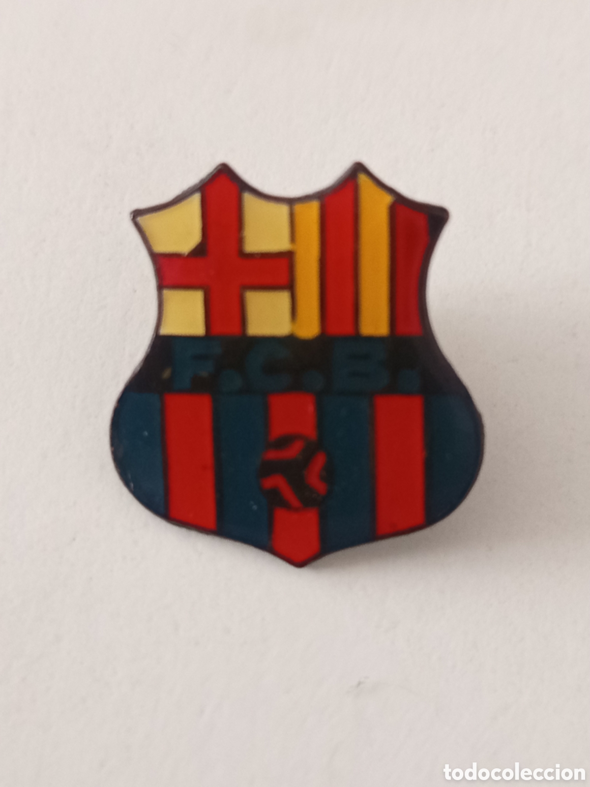 Coleccionismo deportivo: Pin antiguo escudo del F C Barcelona