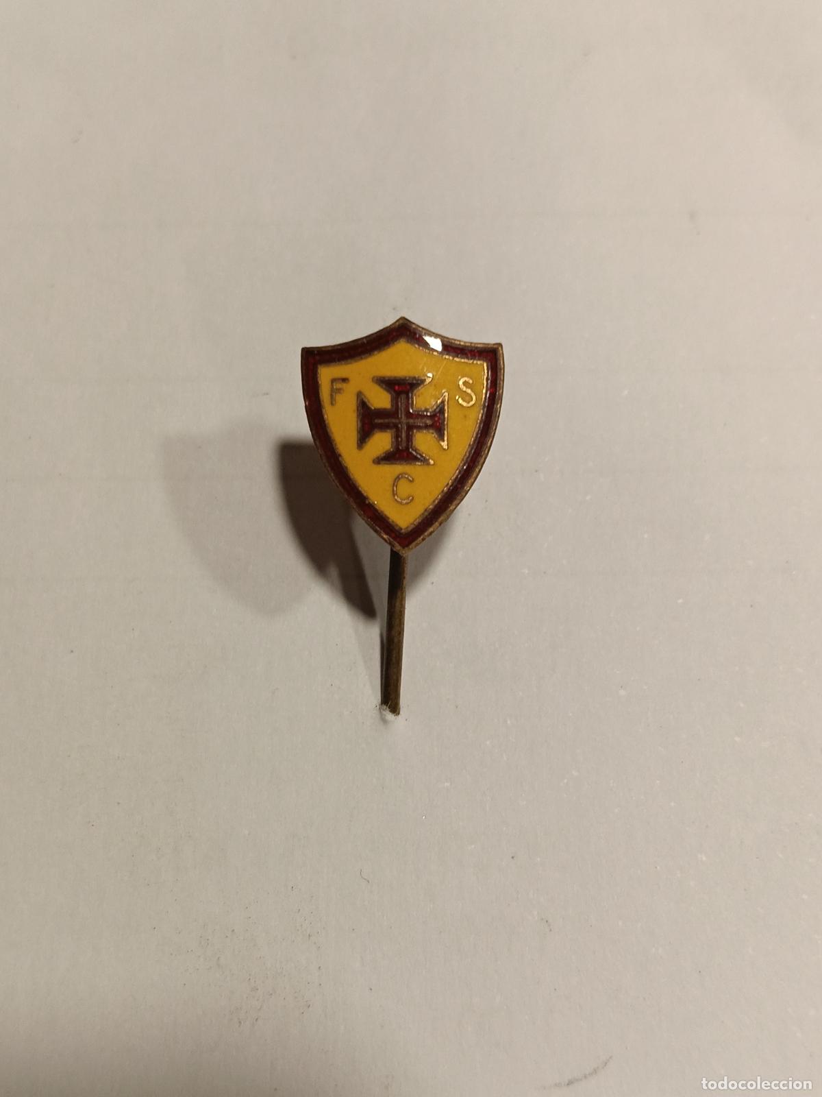 Coleccionismo deportivo: Antiguo pin equipo futbol oporto Sporting club flesha o cruz insignia de aguja esmaltada portugal