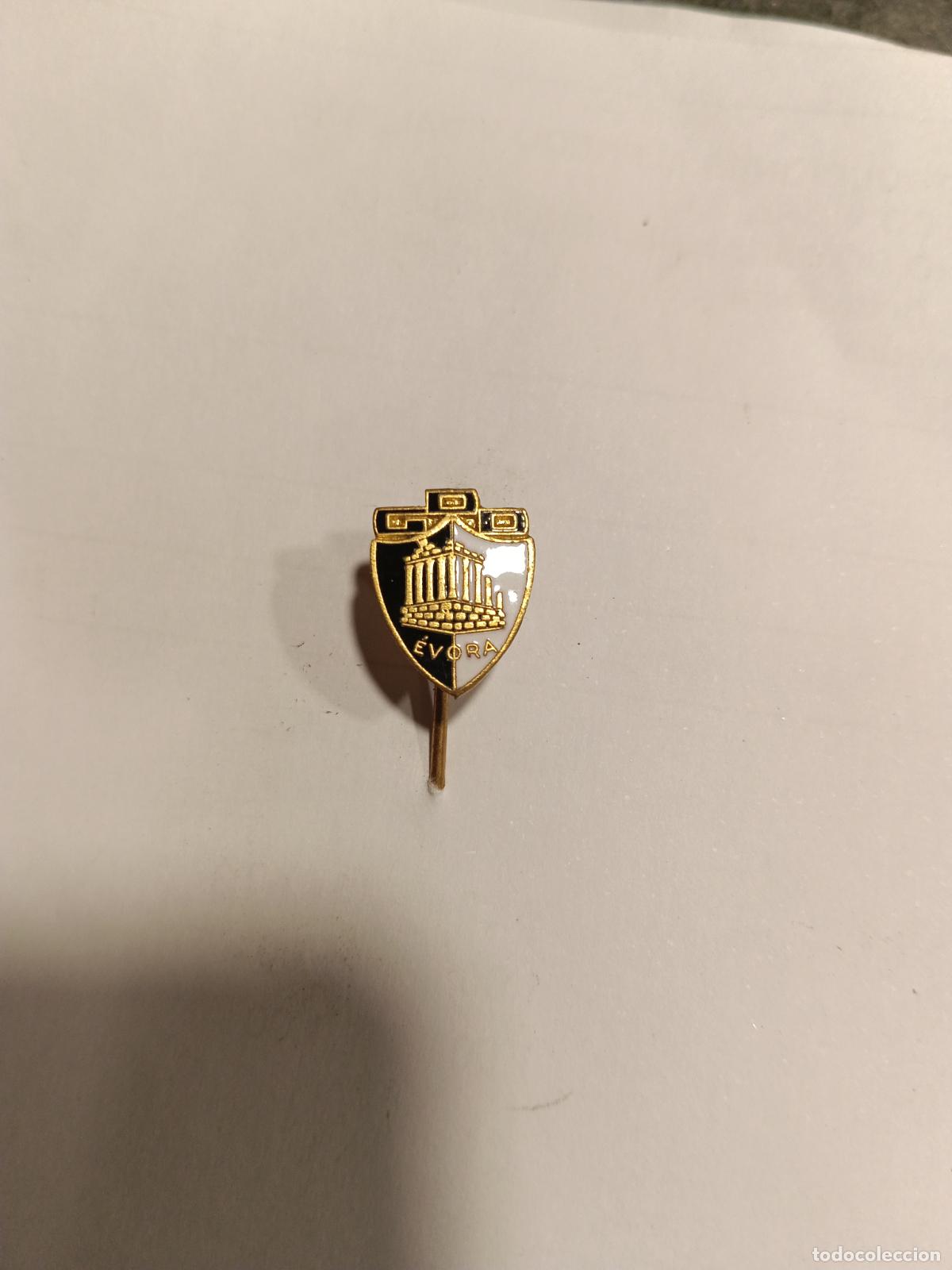 Coleccionismo deportivo: Antiguo pin escudo equipo futbol grupo deportivo diana evora insignia de aguja esmaltada portugal