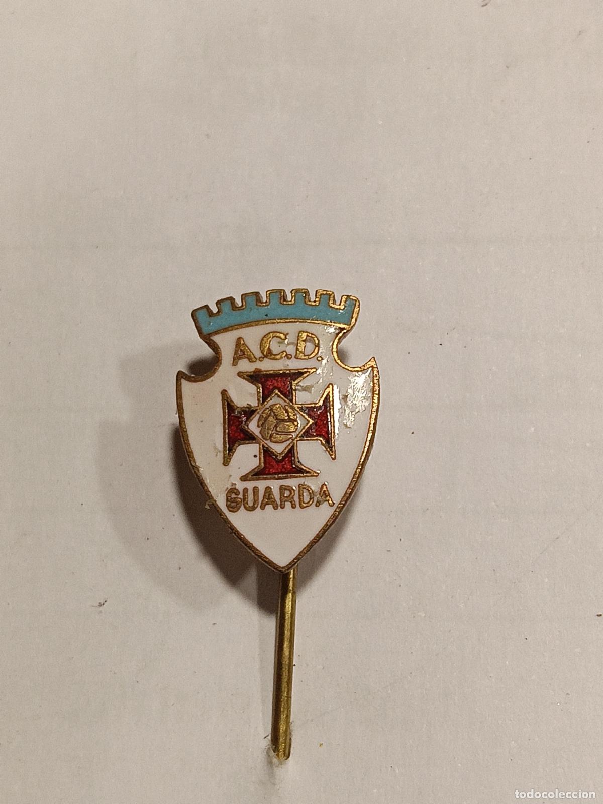 Coleccionismo deportivo: Antiguo pin escudo futbol asociacion deportiva cultural guarda insignia de aguja esmaltada portugal